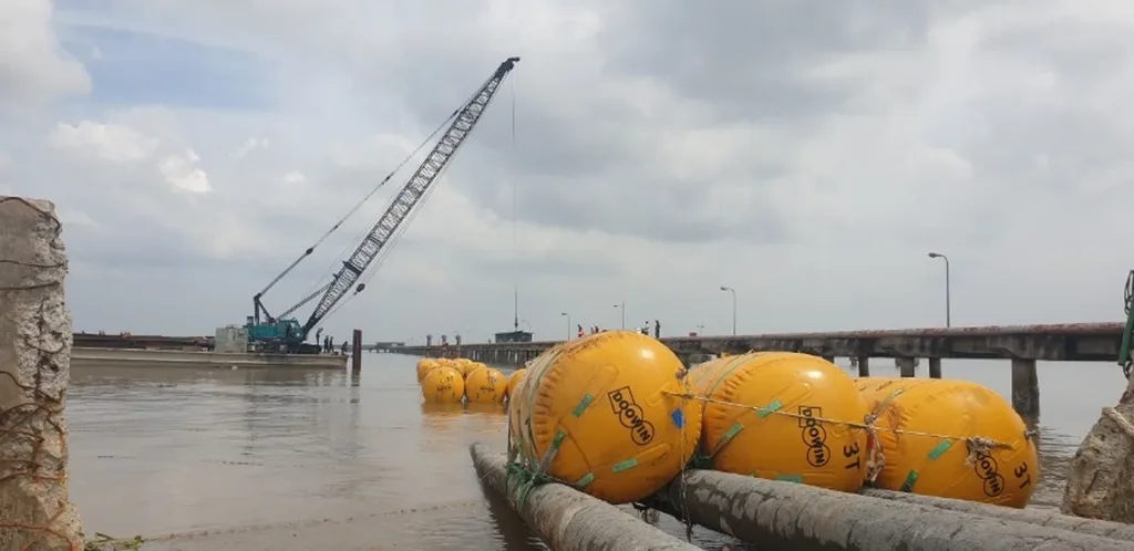 Lắp đặt đường ống Kho chứa dầu Nam Sông Hậu